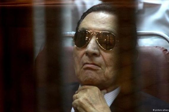 مبارك داخل القفص خلال إحدى جلسات محاكمته