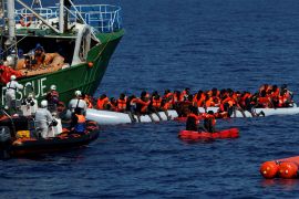 عملية إنقاذ مشتركة حيث غرق نحو 20 مهاجرا على زورق مطاطي وسط البحر الأبيض المتوسط 