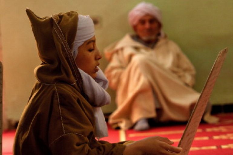 طفل جزائري يقرأ القرآن