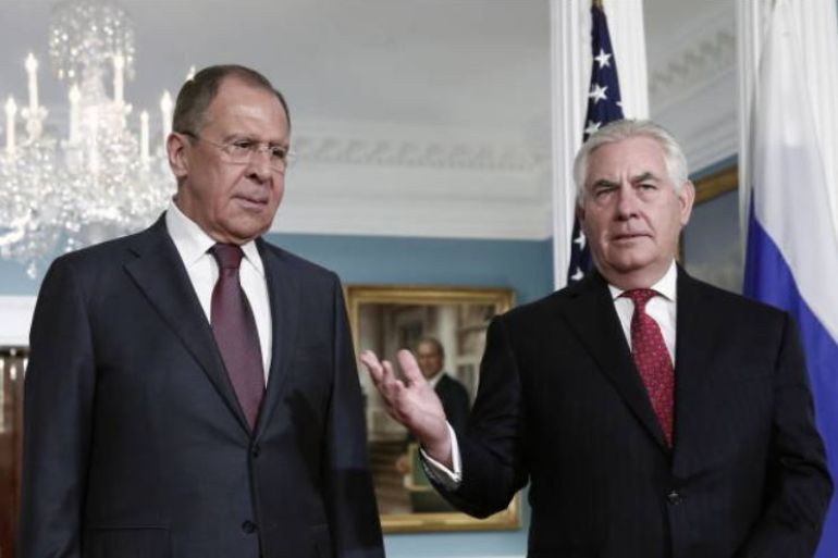 وزير الخارجية الأمريكي تيلرسون (يمين) إلى جانب وزير الخارجية الروسي لافروف (يسار) - أرشيفية