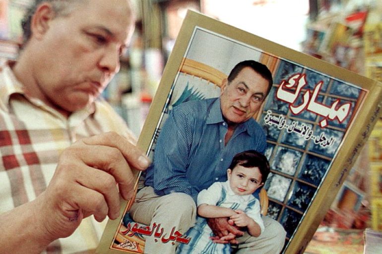 صورة للرئيس المخلوع حسني مبارك مع حفيده محمد علاء مبارك على غلاف لألبوم صور صادر عن مؤسسة الأهرام 