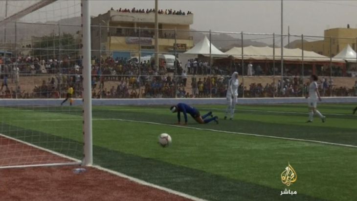 مباراة بين لاعبات كرة قدم في أخفض بقعة في العالم بالأردن