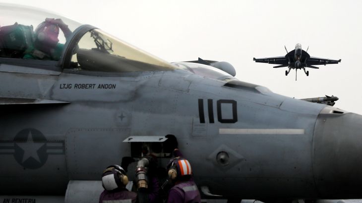 مقاتلات أمريكية على ظهر حاملة الطائرات الأمريكية هاري إس. ترومان تش غارات ضد تنظيم الدولة من البحر المتوسط