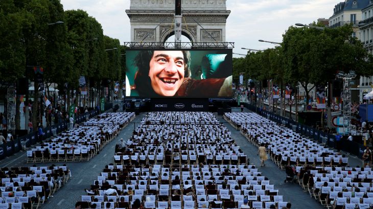 شارع الشانزليزيه في العاصمة الفرنسية باريس تحول إلى دار سينما مفتوحة في إطار المهرجان الوطني للسينما