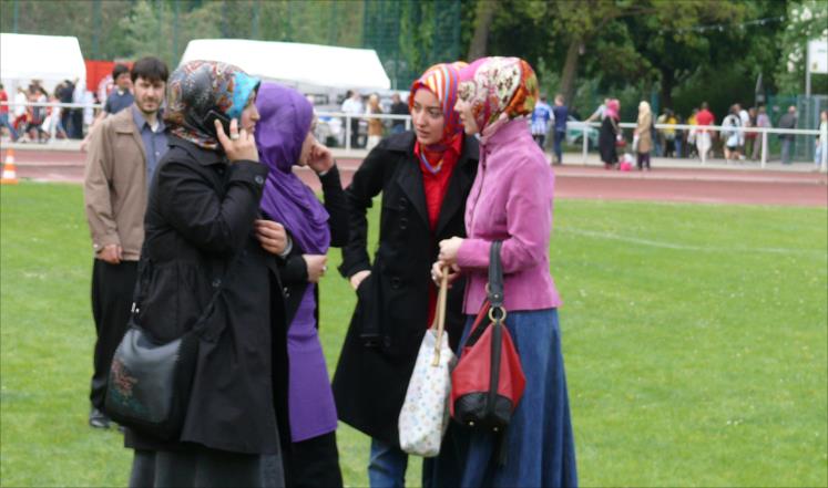 الآونة الأخيرة شهدت تضييقا على ارتداء الحجاب والنقاب في عدة دول أوربية 