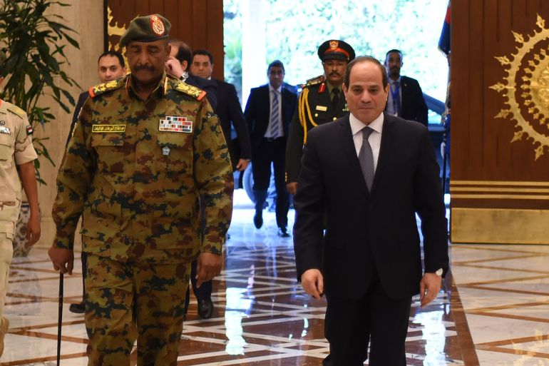 الرئيس المصري عبد الفتاح السيسي(يمين) ورئيس المجلس العسكري السوداني عبد الفتاح البرهان(يسار)