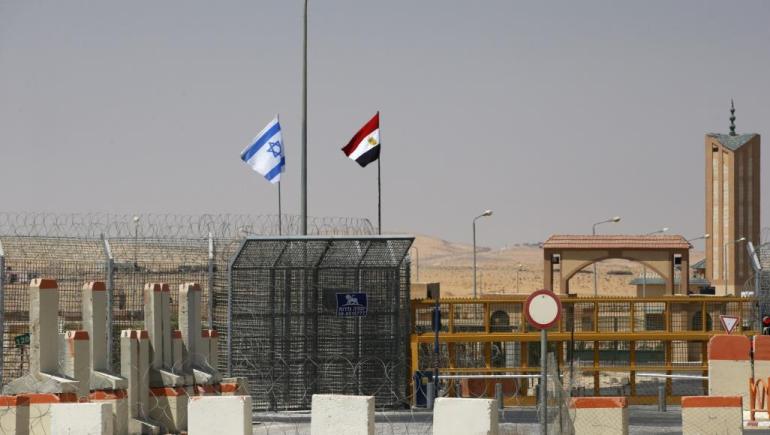  تعزيزات عسكرية مصرية تزامنا مع الحديث عن تصعيد إسرائيلي بالهجوم على رفح