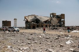 آثار الدمار جراء غارة لتلحالف السعودي الإماراتي في اليمن