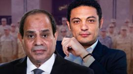 محمد علي (يمين) والرئيس المصري عبد الفتاح السيسي (يسار) 