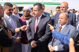 رئيس الحكومة اليمنية معين عبد الملك لدى وصوله إلى عدن جنوب البلاد