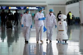 دخلت الروبوتات الخدمة الطبية خلال مواجهة فيروس كورونا المستجد (كوفيد-19) لمساعدة المؤسسات الطبية
