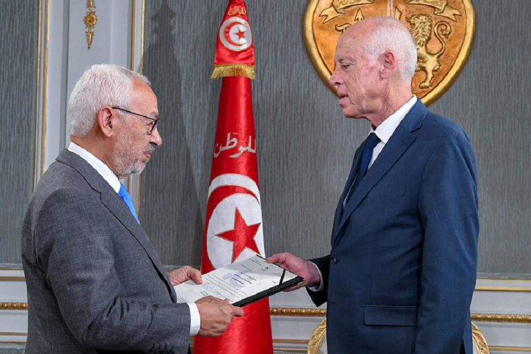 الرئيس التونسي قيس سعيد (يمين) ورئيس حركة النهضة راشد الغنوشي