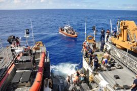 خفر السواحل ينقذ 40 شخصًا من هجوم سمكة قرش