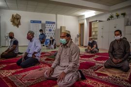 مسلمون في اليونان يؤدون الصلاة في داخل أحد المستودعات