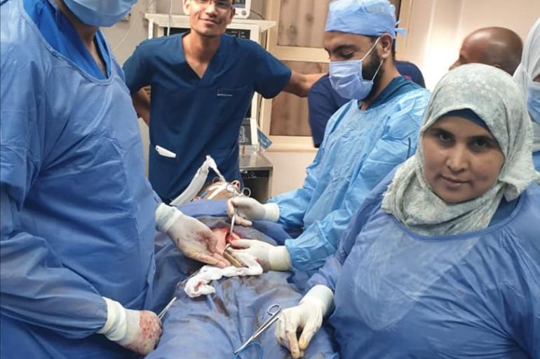 الطاقم الطبي بمستشفى بنها الجامعي بعد إجراء العملية الجراحية