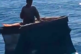 الصياد الإندونيسي المسن في صندوق خشبي أنقذ حياته بعد 6 أيام قضاها في المحيط
