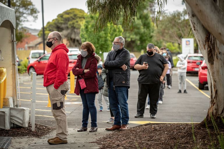 أستراليون يصطفون للخضوع لاختبار كورونا في مدينة ميلبورن
