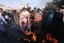 محتجون يُحرقون صورة الرئيس الفرنسي إيمانويل ماكرون في باكستان