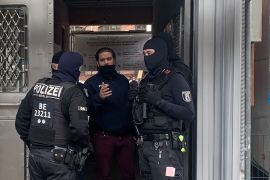 عناصر الشرطة الألمانية تدخل مسجدًا بأحذيتهم في برلين