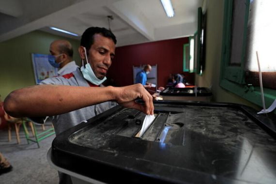 مواطن يدلي بصوته في إحدى مراكز الاقتراع بالجيزة