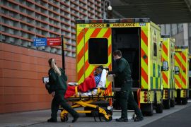 سيارات الإسعاف تنقل المرضى أمام أحد مستشفيات لندن (غيتي)
