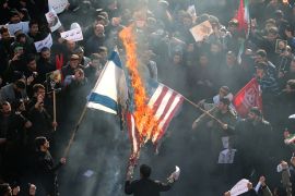 إيرانيون غاضبون يحرقون العلمين الأمريكي والإسرائيلي