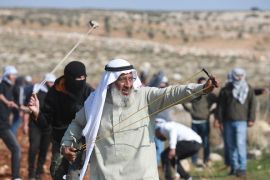 مسن فلسطيني يشارك في مواجهات ضد الاحتلال الإسرائيلي