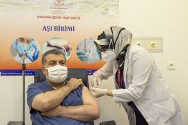 وزير الصحة التركي فخر الدين قوجة يتلقى لقاح فيروس كورونا المستجد