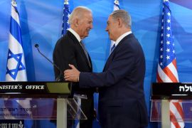 بايدن ونتنياهو خلال زيارة بايدن لإسرائيل عام 2016 عندما كان نائبا للرئيس الأمريكي باراك أوباما (رويترز)