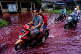 فيضان بلون الدم في قرية شمالي إندونيسيا يثير الذعر