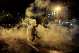 الأمن اللبناني يستخدم الغاز المسيل للدموع لتفريق المتظاهرين