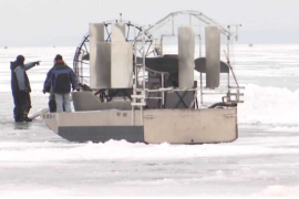 ستخدمت فرق الإنقاذ قوارب الجليد والمروحيات لإنقاذ أشخاص كانوا يصطادون السمك من الجليد