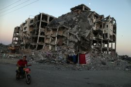 الغارات الإسرائيلية العنيفة في غزة أوقعت دمارا كبيرا(رويترز)