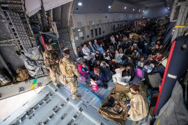 إجلاء عدد من المواطنين الأفغان مع اقتراب الموعد النهائي لخروج القوات الأجنبية