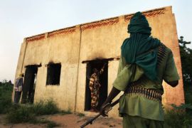أفراد من الحركات المسلحة في إحدى قرى دارفور (غيتي-أرشيفية)