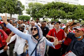 التونسيون في حالة ترقب للأوضاع السياسية والاقتصادية