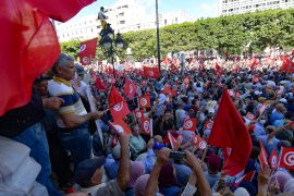 متظاهرون تونسيون ضد قرارات سعيّد الاستثنائية (AFP)