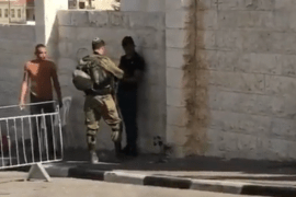 جندي إسرائيلي يقيّد الشاب الفلسطيني بمدينة الخليل