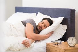 النوم ليس عملية تلقائية بل يرتبط بعدة عوامل منها ساعات النوم اللازمة (Shutterstock)