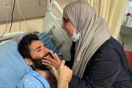 الأسير مقداد القواسمي مع والدته في مستشفى كابلان