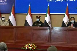 ئيس الوزراء السوداني عبد الله حمدوك والقائد العام للجيش السوداني عبد الفتاح البرهان خلال توقيع الاتفاق