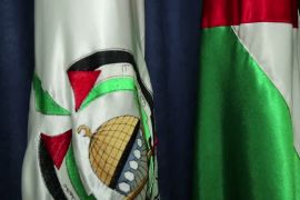علم حركة حماس &quot;يسار&quot; بجوار علم فلسطين (رويترز)