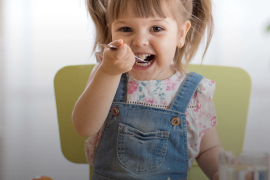 يؤدي تناول أطعمة معينة إلى رد فعل مفرط في الجهاز المناعي للأطفال (وكالات)