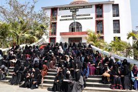 احتجاج مسلمات هنديات أمام مبنى نائب مفوّض ولاية كارناتاكا