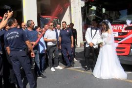 زوجان تركيان يحتفلان بزفافهما بسيارة إطفاء