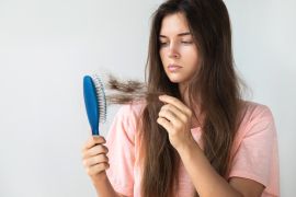 تساقط الشعر من المشكلات المنتشرة بين الجنسين