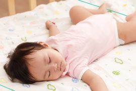 تنصح الأكاديمية الأمريكية لطب الأطفال الآباء بوضع أطفالهم على ظهورهم في سرير عند النوم (غيتي)