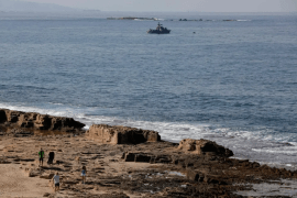سفينة تابعة للبحرية الإسرائيلية تقوم بدوريات في البحر الأبيض المتوسط قبالة رأس الناقورة على الحدود مع لبنان (غيتي)