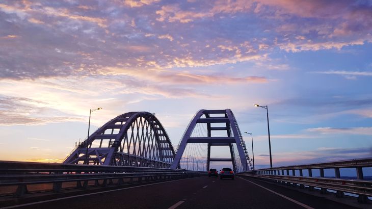 موسكو تعيد تشغيل جسر القرم جزئيا