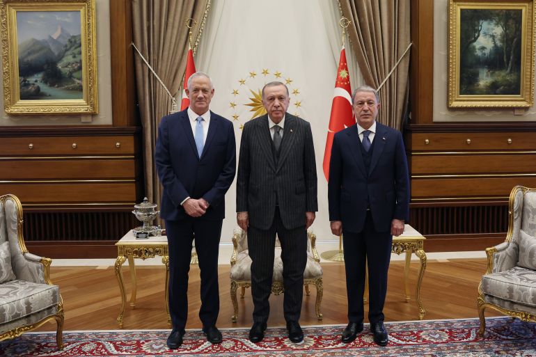 الرئيس التركي يتوسط وزير دفاعه خلوصي أكار ووزير الدفاع الإسرائيلي بيني غانتس